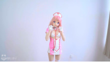 かわいい看護婦さん窒息ゲームを受ける
